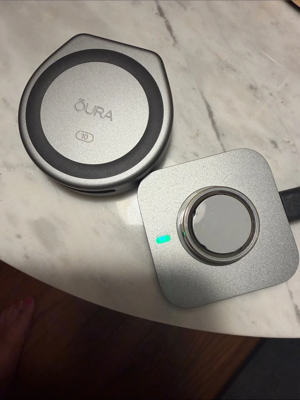 Oura 4 Ring with Charging Dock and Case in Gold